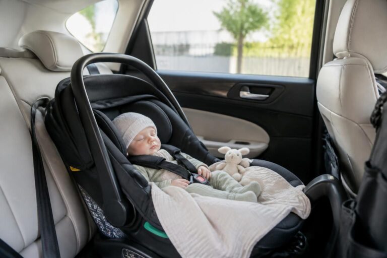 découvrez les règles essentielles pour assurer la sécurité de votre bébé en voiture dès la naissance et voyagez sereinement.