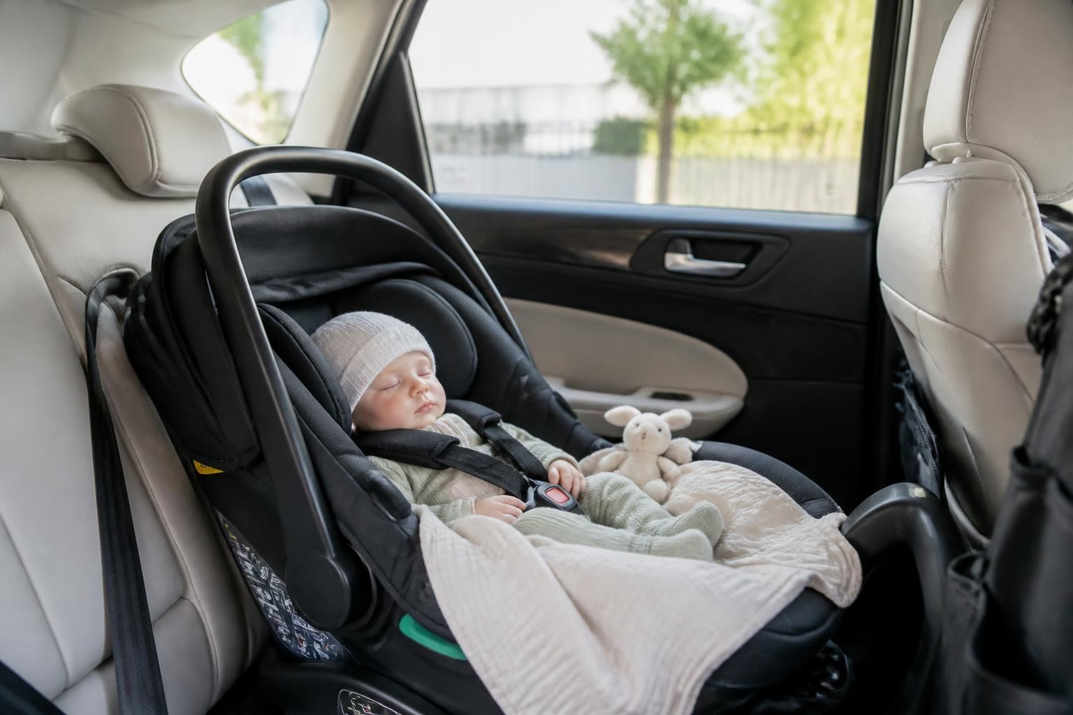 découvrez les règles essentielles pour assurer la sécurité de votre bébé en voiture dès la naissance et voyagez sereinement.