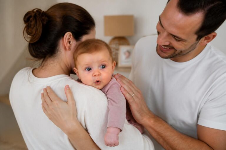 découvrez pourquoi le hoquet survient chez le bébé et apprenez des astuces efficaces pour apaiser votre tout-petit rapidement et en toute sécurité.