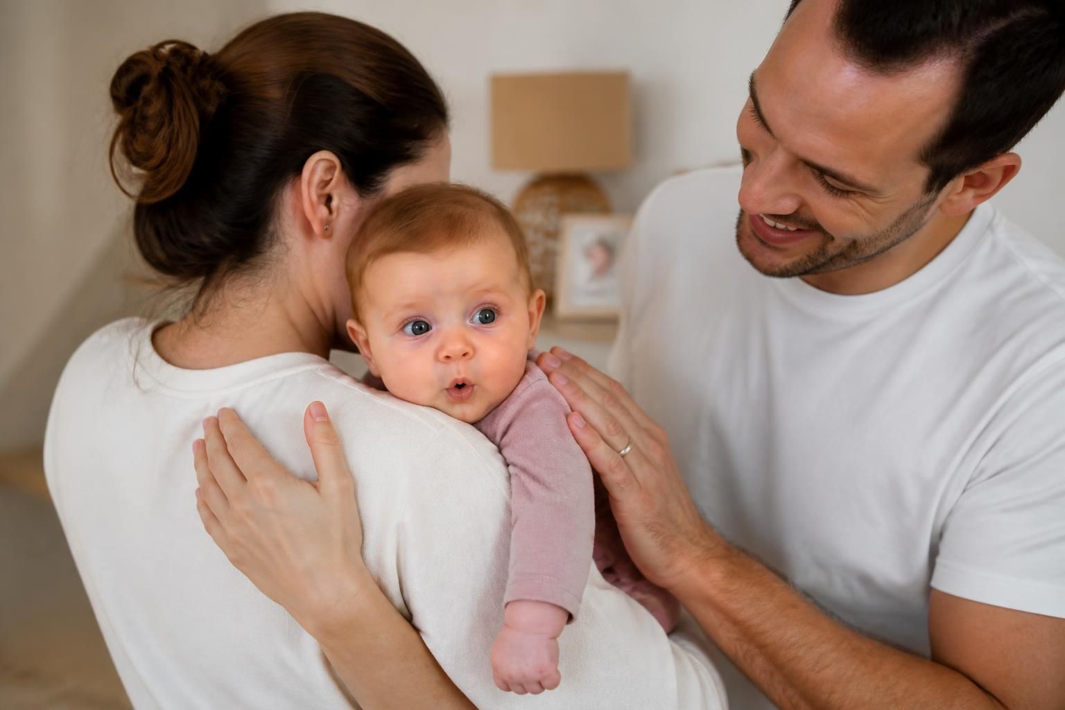 découvrez pourquoi le hoquet survient chez le bébé et apprenez des astuces efficaces pour apaiser votre tout-petit rapidement et en toute sécurité.